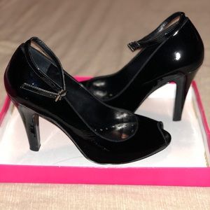 BCBGeneration peep toe pump